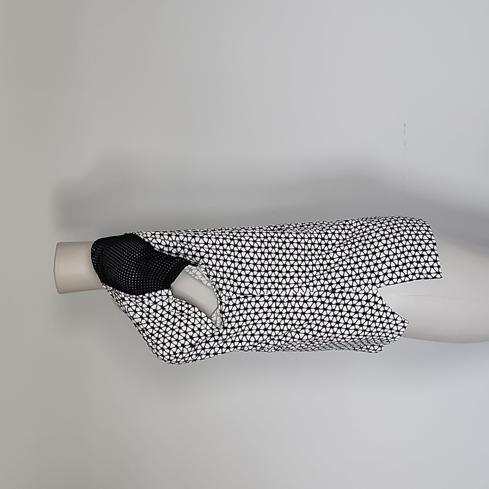 TART black/white geometric print top perforated shoulders-S - Picture 2 of 8